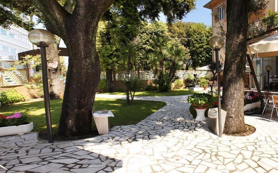 Hotel Roma Марина-ди-Масса Экстерьер фото
